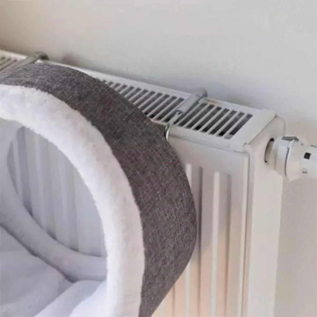 Trixie Radiator Hangmat Iglo - Wit/Grijs 34 X 38 X 38 Cm 7 Trixie Radiator Hangmat Iglo - Wit/Grijs 34 X 38 X 38 Cm - Afbeelding 5